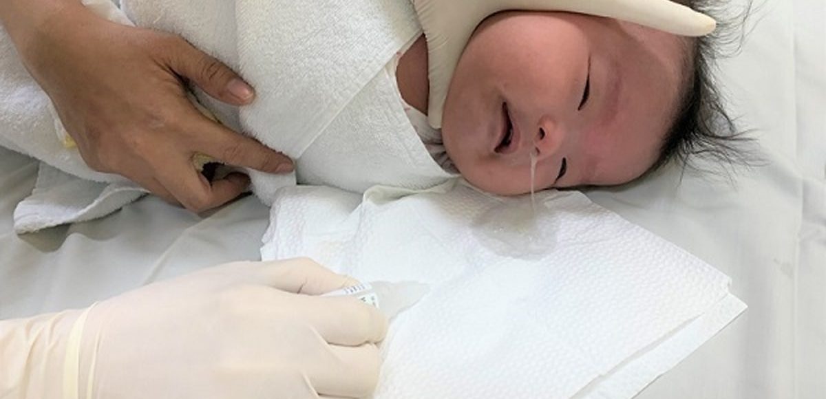 cach-hut-dom-cho-tre-so-sinh