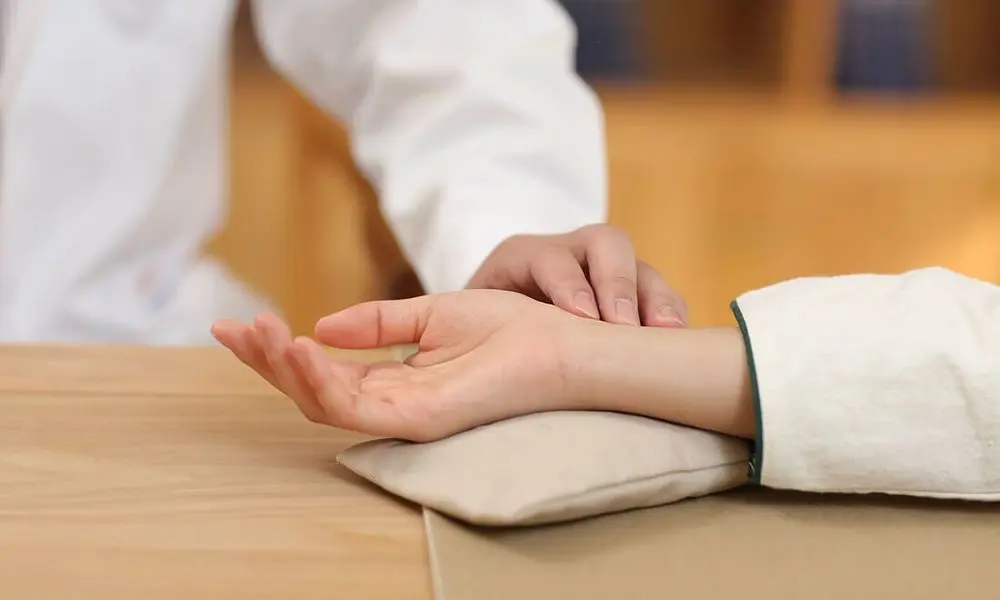 Bác sĩ YHCT Y-HOMEMEDI thăm khám và tư vấn cho bệnh nhân tại nhà. Bác sĩ y học cổ truyền thăm khám trước khi châm cứu tại nhà