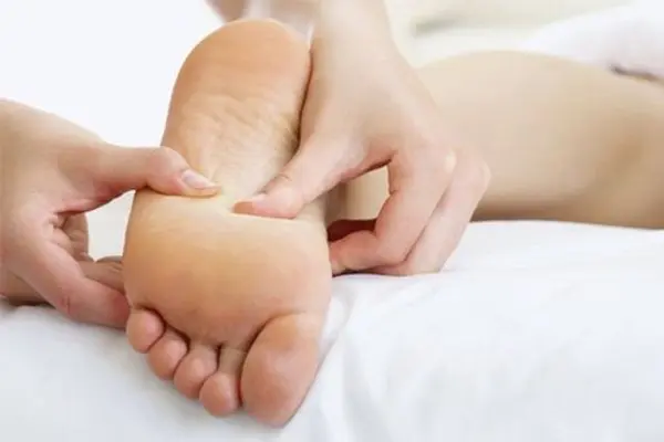 Kết hợp bấm huyệt bàn chân với thuốc Đông y để tăng hiệu quả Bấm huyệt bàn chân giúp thư giãn và phục hồi sức khỏe